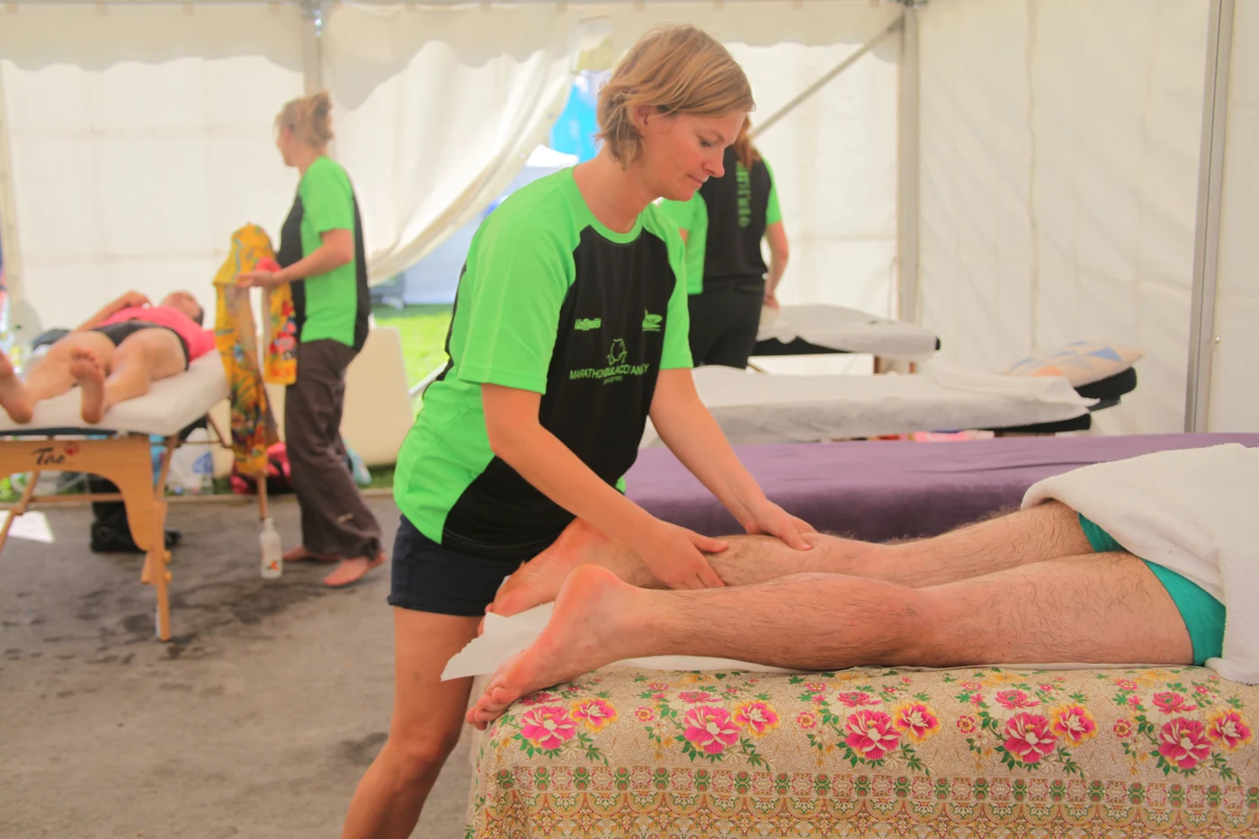 Lydia massant les jambes lors du Marathon d’Annecy