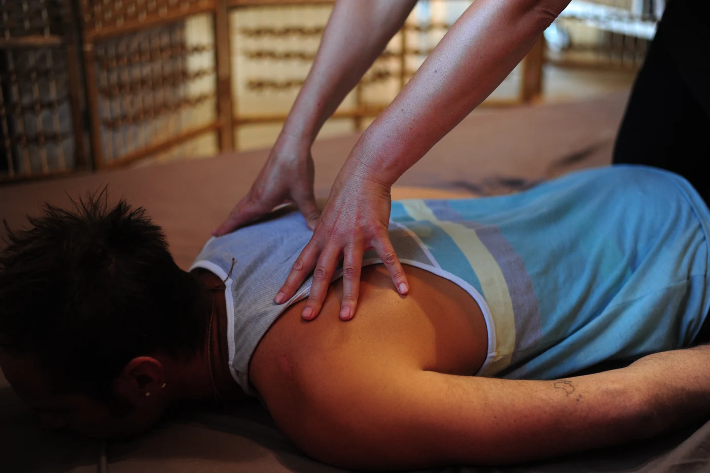 Pressions sur le dos pendant un massage thaï habillé au sol